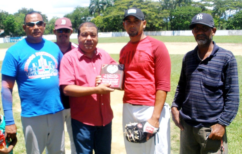 Melvin Reyes recibe placa de reconocimiento